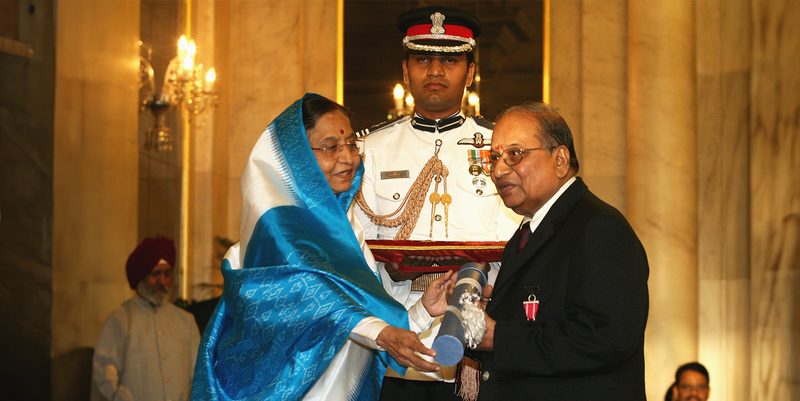 Dr. J.R. Krishnamoorthy receiving the Padma Shri from the President of India at Rashtrapati Bhavan, 2010